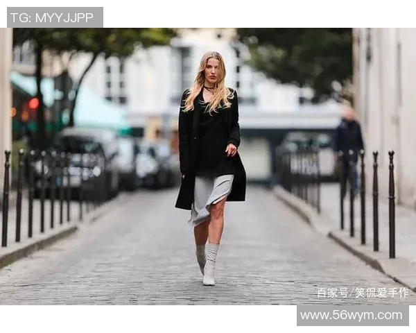 足球明星独特手势动作拍照瞬间展现魅力与个性之美 足球明星独特手势动作拍照瞬间展现魅力与个性之美