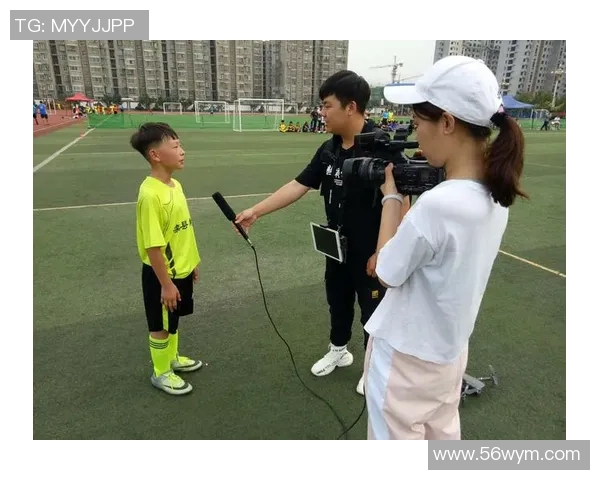 低重心足球明星的魅力与技巧解析如何在比赛中展现独特风采